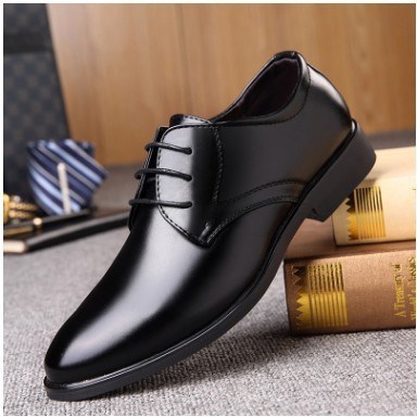 men's black pointed toe dress shoes with classic formal business styling