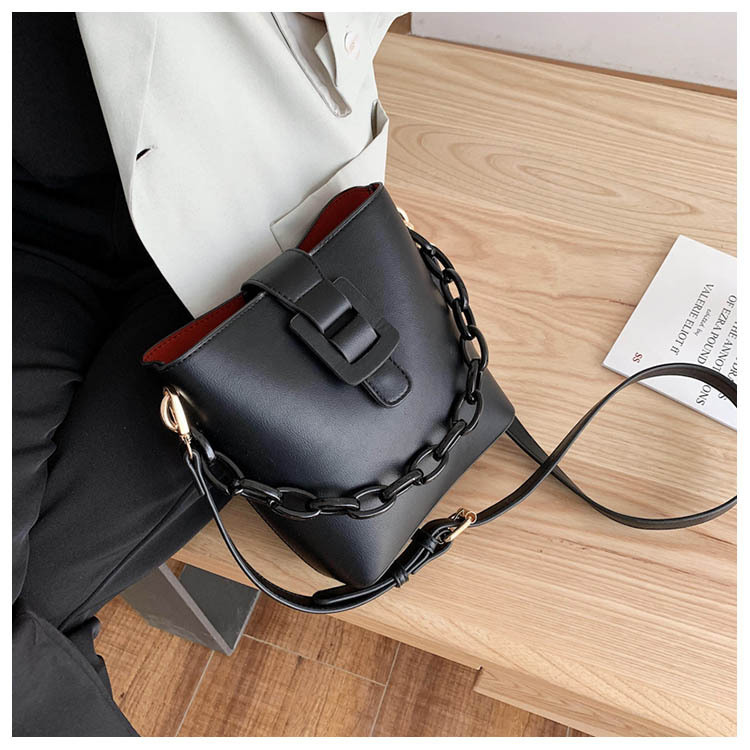 Chain Luxe Shoulder Bag - Image 4