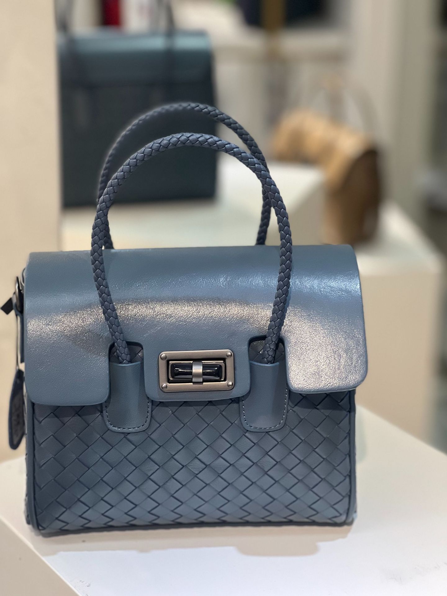 Vintage Elegance Handbag - Image 3